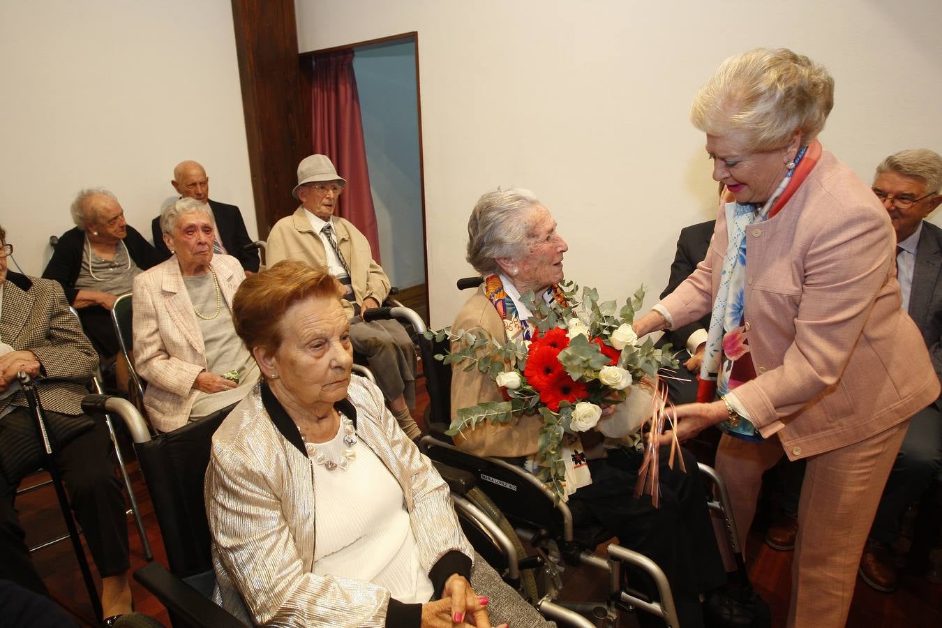 La Fundación Asilo de Torrelavega brinda un homenaje a los 32 mayores que en 2019 han cumplido los 90 años de edad