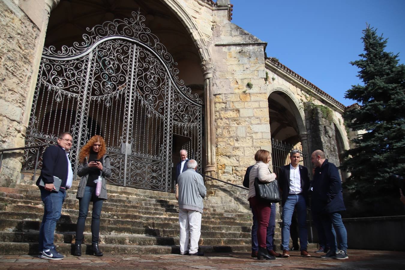 La rehabilitación del tejado de la iglesia de Laredo continúa sin fecha