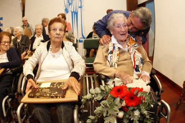 La Fundación Asilo rinde homenaje a los 32 mayores que han llegado a los 90 años