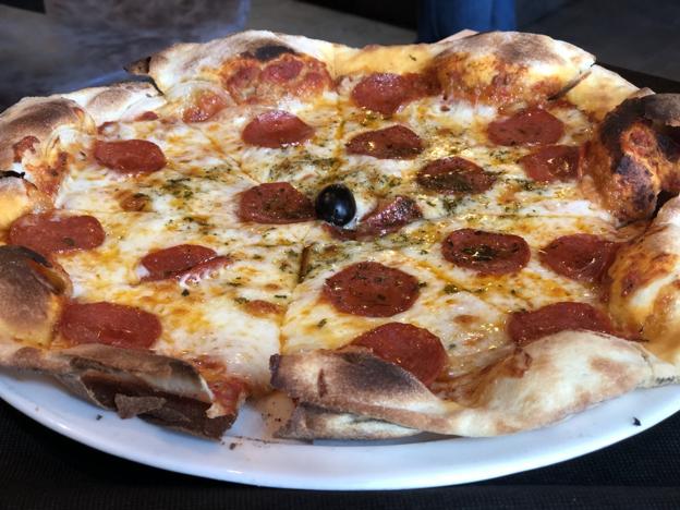 El secreto de la pizza romana del restobar Il Piccolino, en Santander