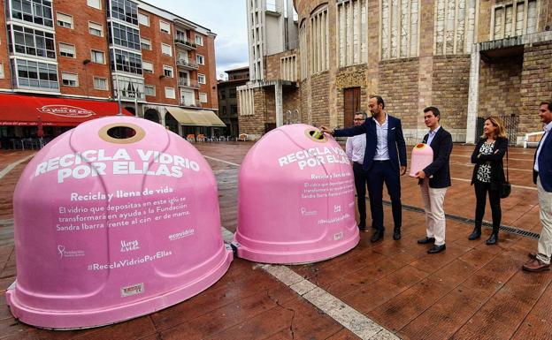 Torrelavega se suma a la campaña 'Recicla vidrio por ellas' con dos iglús rosas