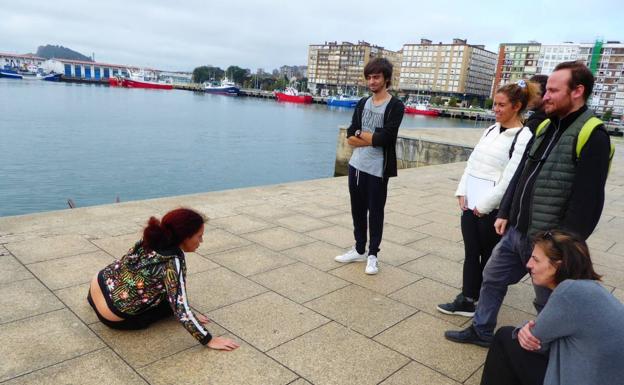 El teatro recorre el Barrio Pesquero para descubrir 'El otro mapa de la ciudad'