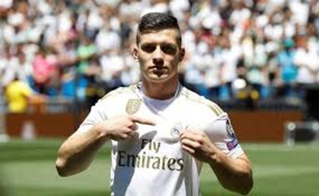 El padre del madridista Jovic defiende a su hijo y dice que «es un patriota»