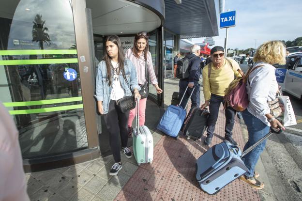 «Ha sido inhumano, hemos dormido tirados en el suelo del aeropuerto»