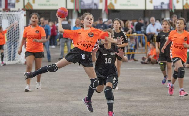 350 niños jugarán este domingo en Torrelavega un torneo de balonmano en la calle