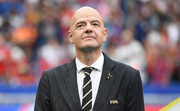 Infantino aboga por una prohibición mundial de acceso a los estadios contra el racismo