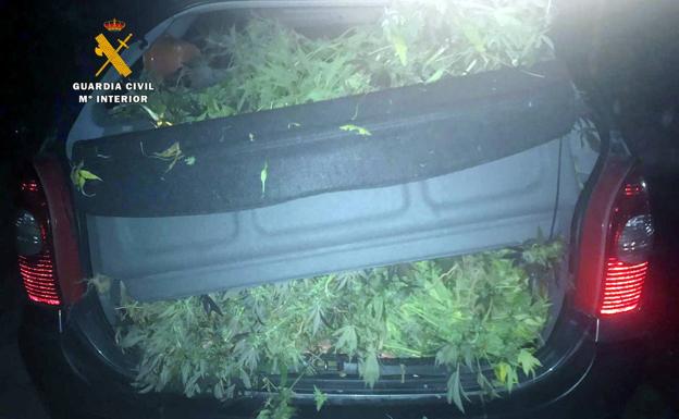 Detenido tras aparcar el vehículo en San Felices de Buelna con 12 kilos de marihuana en su interior