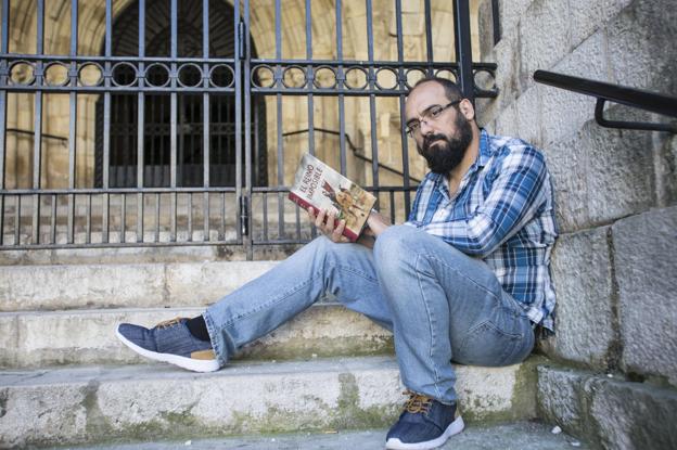 «Ahora los escritores nos la jugamos con cada libro que publicamos»