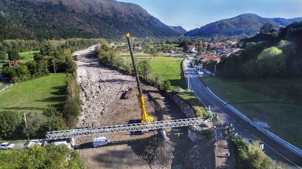 Colocada la nueva pasarela de Ruente