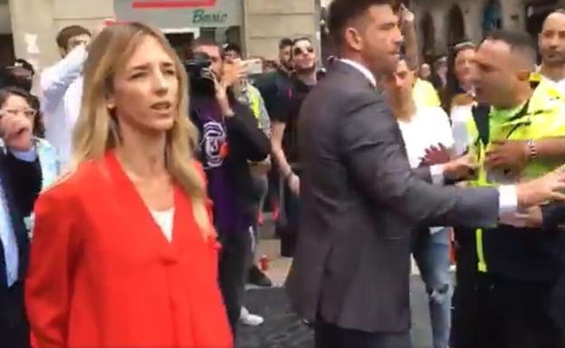 Cayetana Álvarez de Toledo se encara a los independentistas en Barcelona