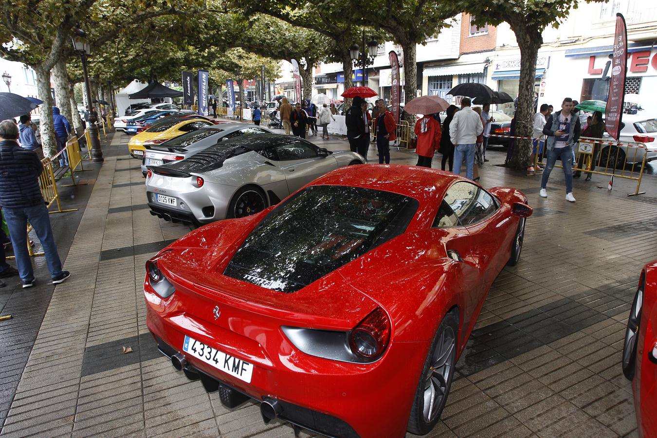 Sesenta coches deportivos recorren Torrelavega