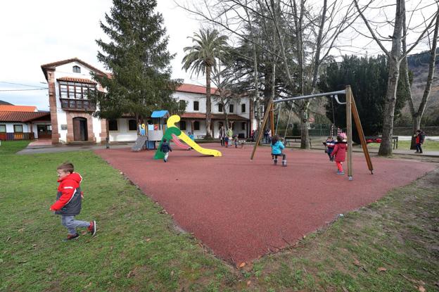 Productos higiénicos y un diploma de regalo a los que tengan hijos en Cabuérniga