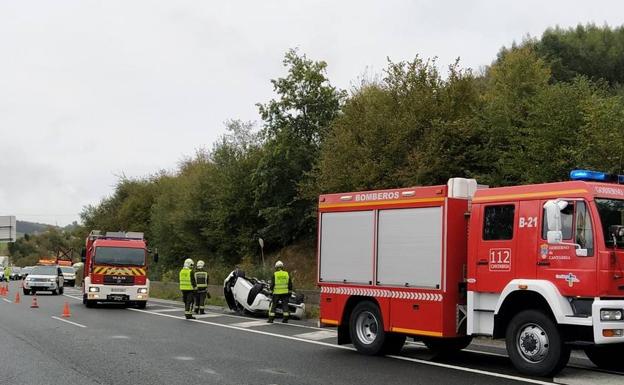 Dos heridos leves en un accidente de tráfico en la A-8 a la altura de Beranga