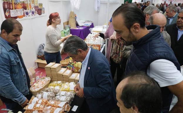 Revilla inaugura la XI Feria Nacional Apícola de Cantabria