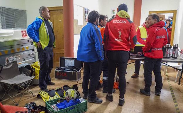 Los equipos emergencias buscan a cuatro espeleólogos portugueses en la cueva Cueto-Coventosa