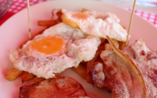 Los huevos fritos con patatas de la granja La Cabañuca de Suesa, Premio Nacional de Hostelería
