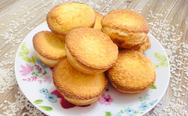 Cocina en casa unos sabrosos pasteles de arroz