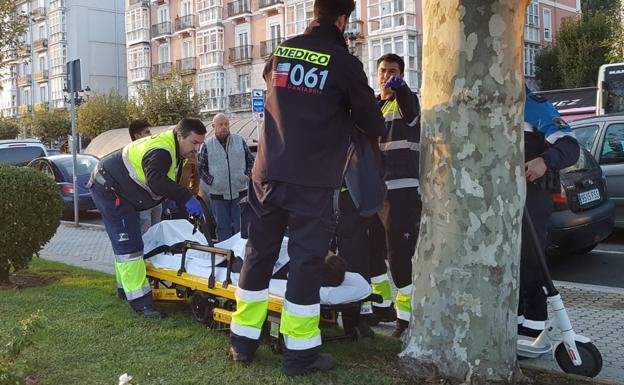 Atropellan a una joven que circulaba con su patinete por el Paseo de Pereda