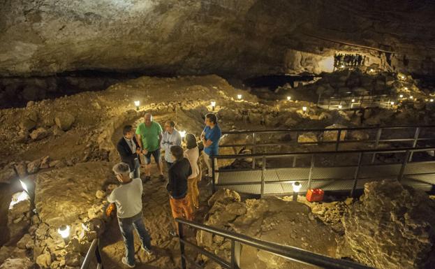 Camargo y la UC formarán a los guías de cuevas rupestres en El Pendo