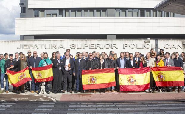 Policías de Cantabria apoyan a sus compañeros en Cataluña y critican la falta medios