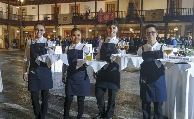 Nueve alumnos del IES Peñacastillo sirvieron el cóctel de los Premios Princesa de Asturias