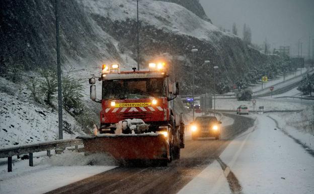 Aumenta el parque de quitanieves para mantener limpias las carreteras de la región durante los temporales