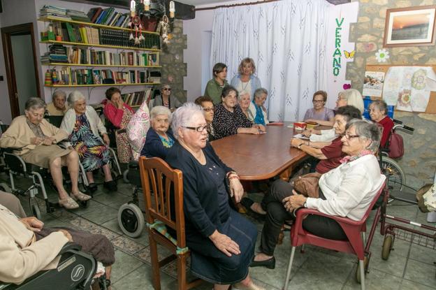 Polanco acerca los libros y la buena compañía a la residencia de mayores