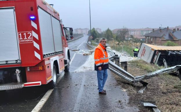 Un camionero herido tras salirse de la vía en la A-67 a la altura de Somahoz