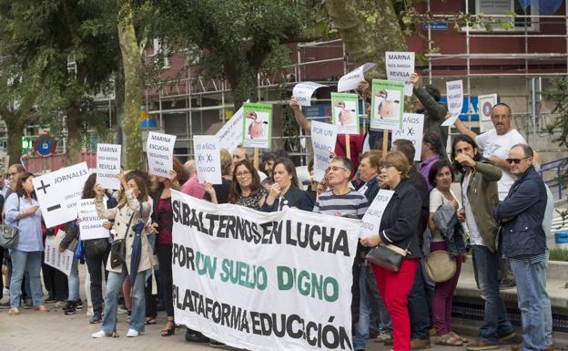Los conserjes de Educación trasladan sus protestas a la sede del Gobierno cántabro
