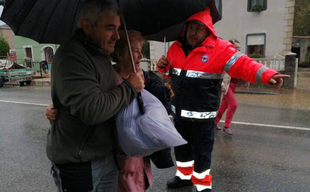 Patrullas vecinales en Villanueva de la Peña para cortar la carretera y desalojar viviendas