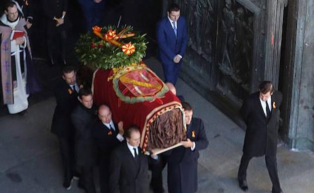 Los nietos cubren el ataúd con el escudo personal del dictador