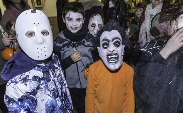 Torrelavega celebra Halloween con una fiesta infantil con pintacaras, desfiles y teatro