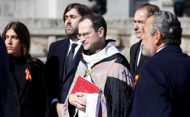 El prior del Valle, «consternado» ante la «profanación del templo»