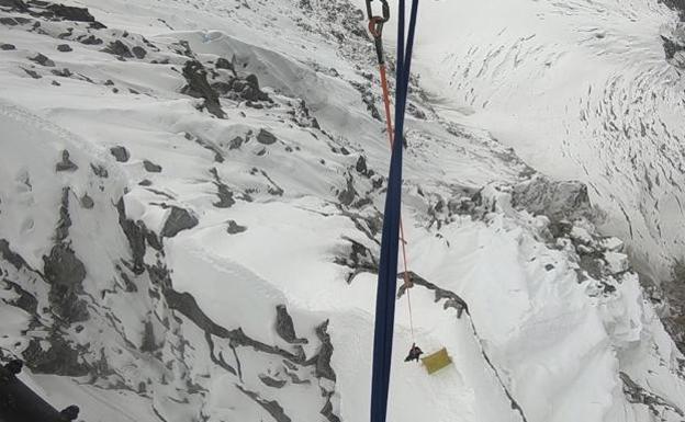 Prohíben entrar a Nepal durante 5 años al español accidentado tras escalar sin permisos