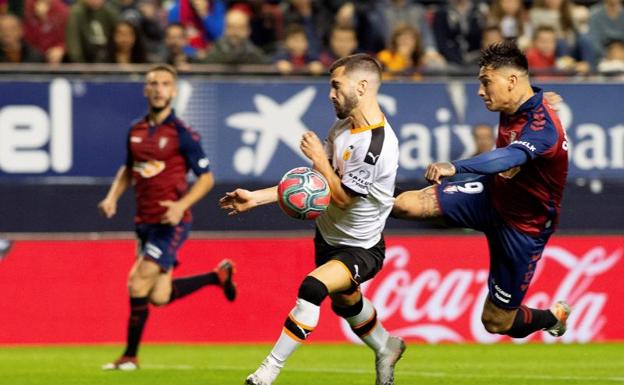 Osasuna remonta ante un diezmado Valencia