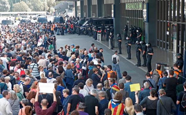 Vítores a la Policía y pícnic en Sants