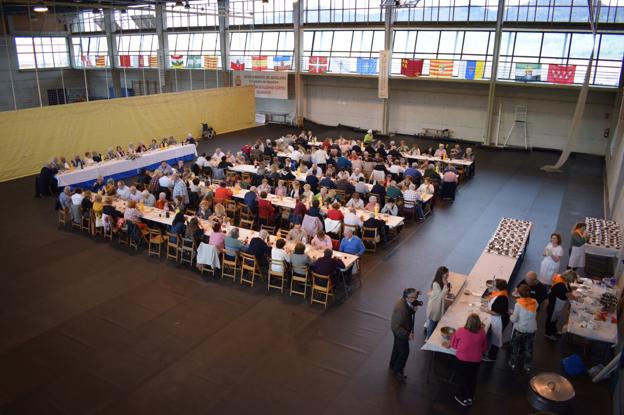 Catorce vecinos mayores de 85 años de Guarnizo reciben un emotivo homenaje
