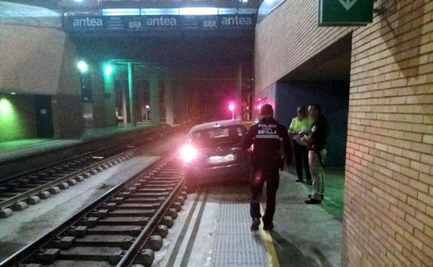 Un vehículo circula por error por una vía de tren hasta Santa Justa