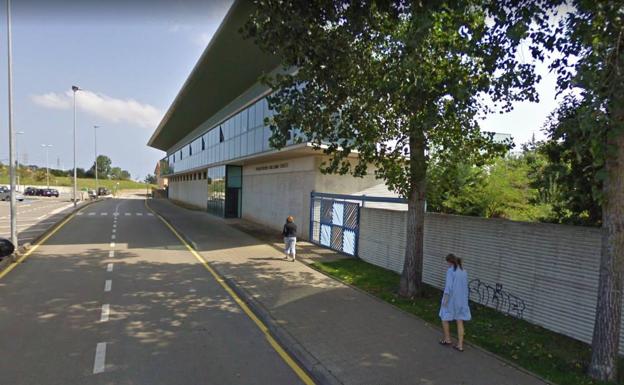 Los menores que apuñalaron a un joven en Guarnizo «no lo conocían de nada ni mediaron palabra con él»