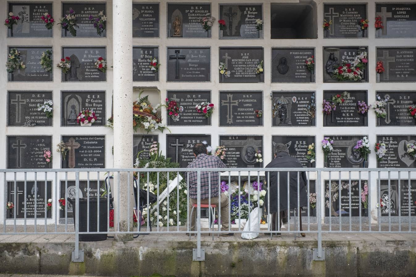 Los cementerios se llenan de flores