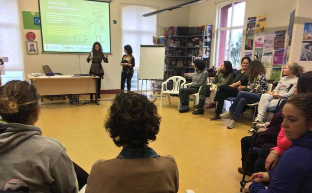 Astillero pone en marcha un taller de técnicas para hablar en público