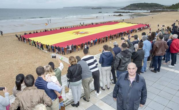 Vox despliega en Santander la mayor bandera de España, «punto de encuentro y de concordia»