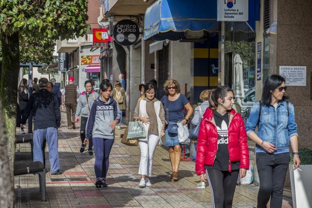 Confianza y desánimo por igual en el comercio de Maliaño ante Bahía Real