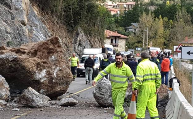 Un argayo corta el Desfiladero de la Hermida a la altura de Lebeña