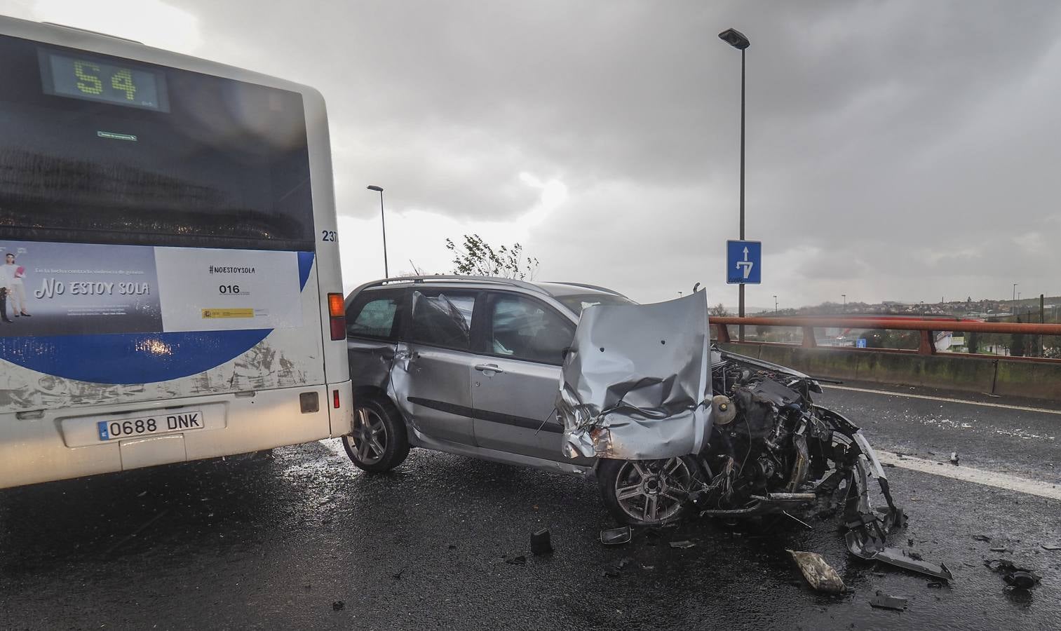 Un coche se empotra contra un autobús de pasajeros en la S-10