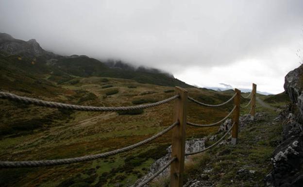 Ruta por el puerto de Vegarada, un espectáculo de color en pleno otoño