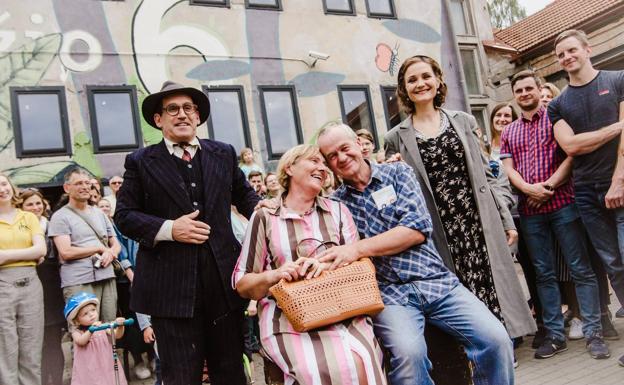 'En la cuerda floja' saldrá a la calle con la performance itinerante 'Arrived'