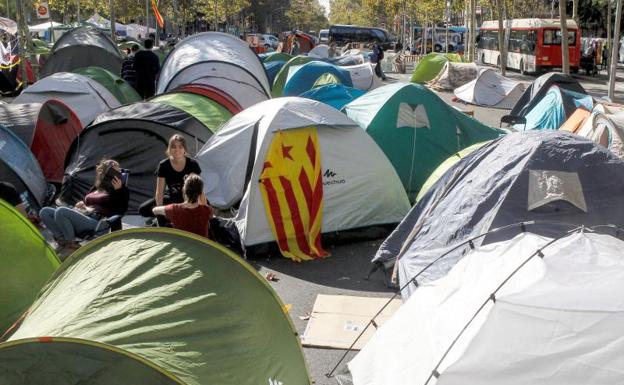 La Junta Electoral descarta el desalojo de la acampada de la plaza Universidad de Barcelona antes del 10-N