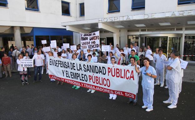 Concentraciones en los cuatro hospitales cántabros para reclamar la adecuación profesional de los trabajadores