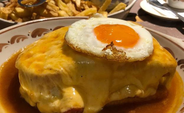 Así se hace una 'francesinha', el mega sándwich de Oporto